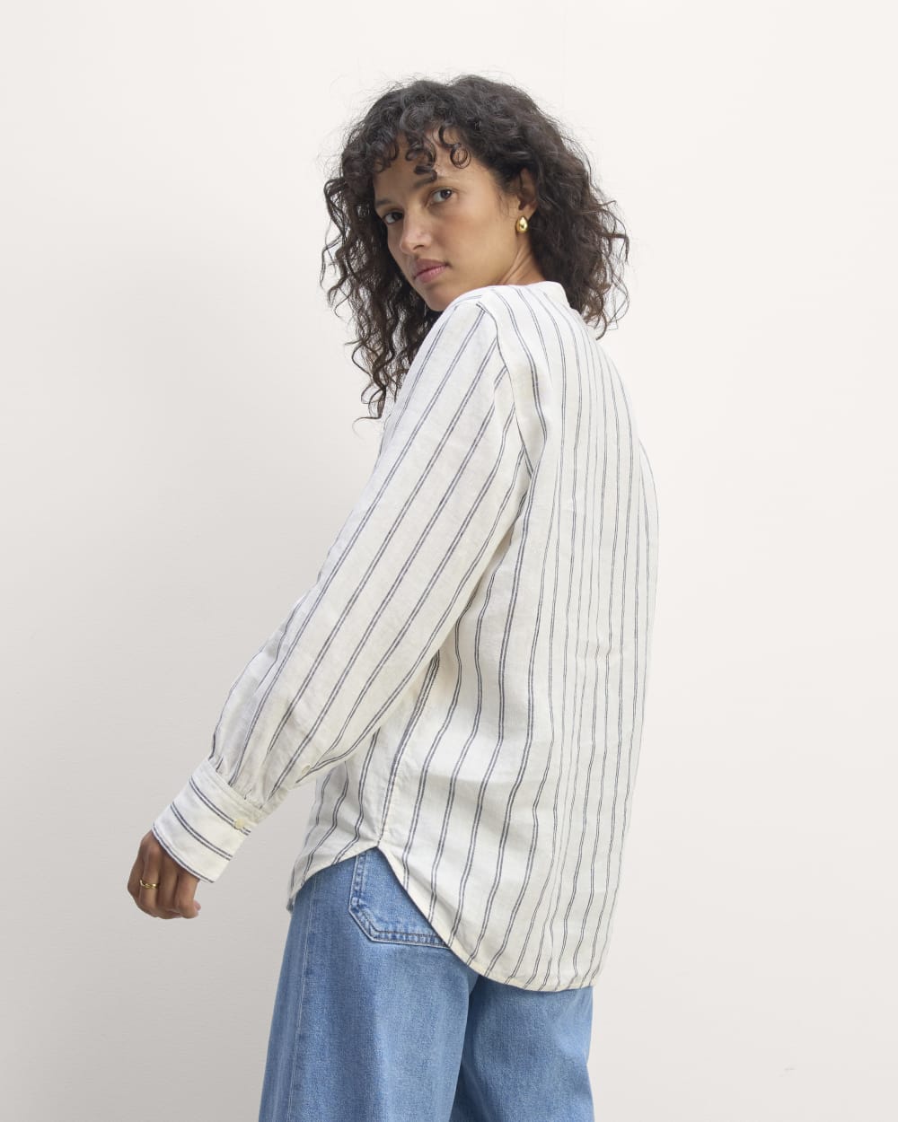 The Henley Shirt in Linen | Bone/Navy
