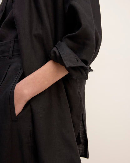 The Boyfriend Shirt in Linen | Black