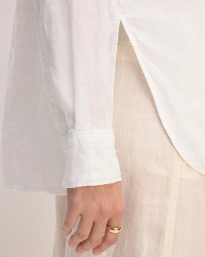 The Boyfriend Shirt in Linen | White